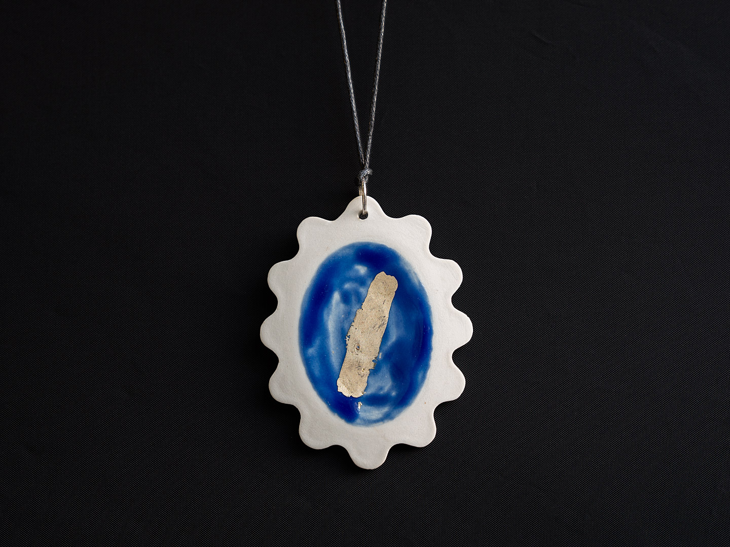 Porseleinen hanger met blauw glazuur en zilver