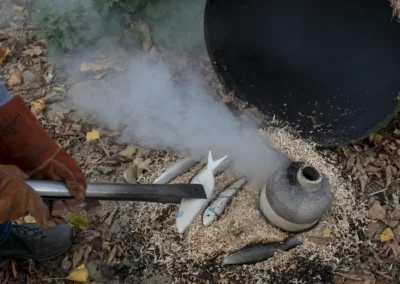 Raku in brandend zaagsel